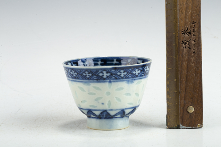 古玩陶瓷清晚·青花花卉紋玲瓏瓷杯拍賣，當前價格128元