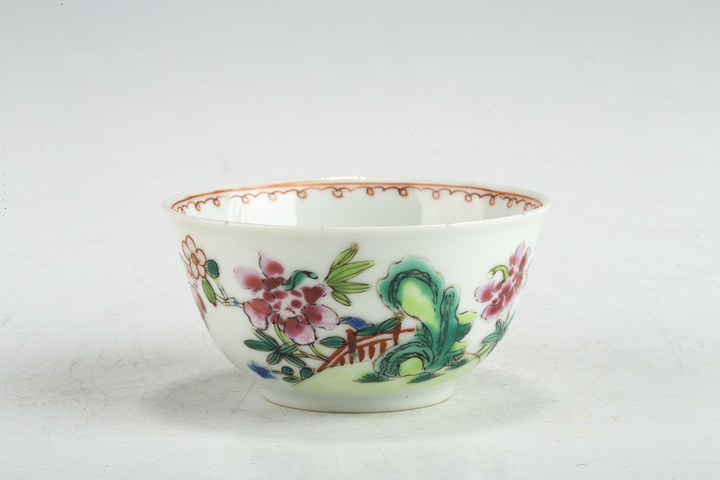 古玩陶瓷清雍乾·粉彩洞石花卉紋杯真品鑒賞圖