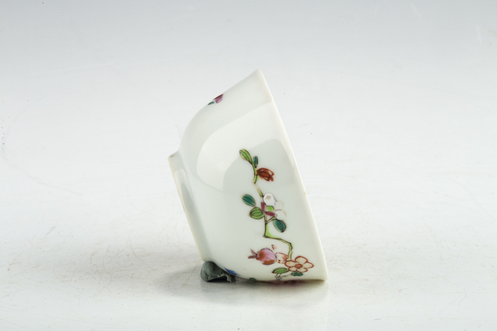 古玩陶瓷清雍乾·粉彩洞石花卉紋杯真品鑒賞圖