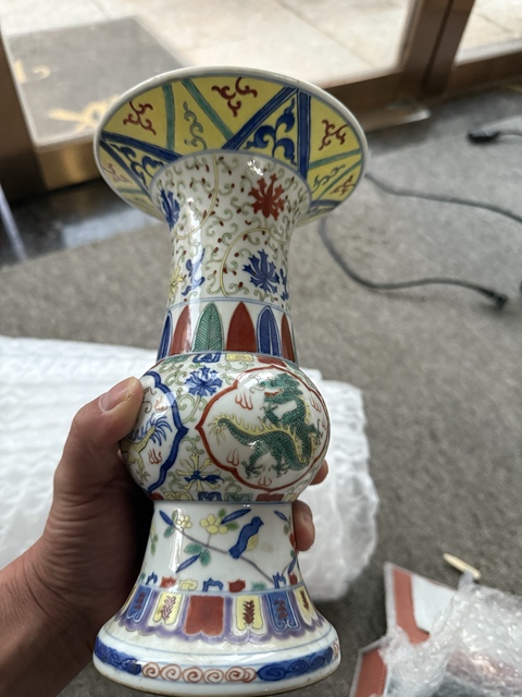 古玩陶瓷青花五彩團(tuán)龍紋花觚真品鑒賞圖