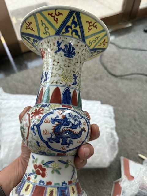 古玩陶瓷青花五彩團(tuán)龍紋花觚真品鑒賞圖