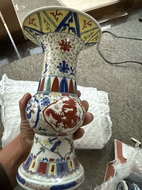 古玩陶瓷青花五彩團(tuán)龍紋花觚真品鑒賞圖