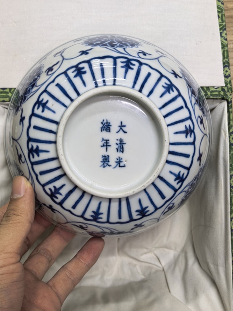 古玩陶瓷纏枝西番蓮紋碗真品鑒賞圖