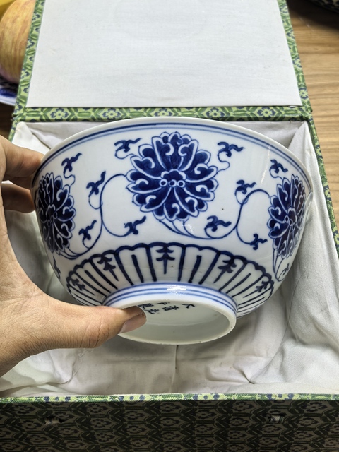 古玩陶瓷纏枝西番蓮紋碗真品鑒賞圖