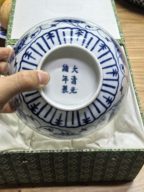 古玩陶瓷纏枝西番蓮紋碗真品鑒賞圖