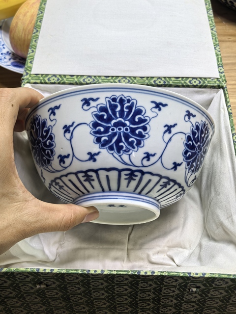 古玩陶瓷纏枝西番蓮紋碗真品鑒賞圖