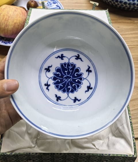 古玩陶瓷纏枝西番蓮紋碗真品鑒賞圖