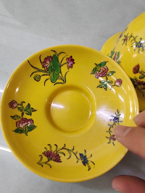 古玩陶瓷黃釉地粉彩三才蓋杯真品鑒賞圖