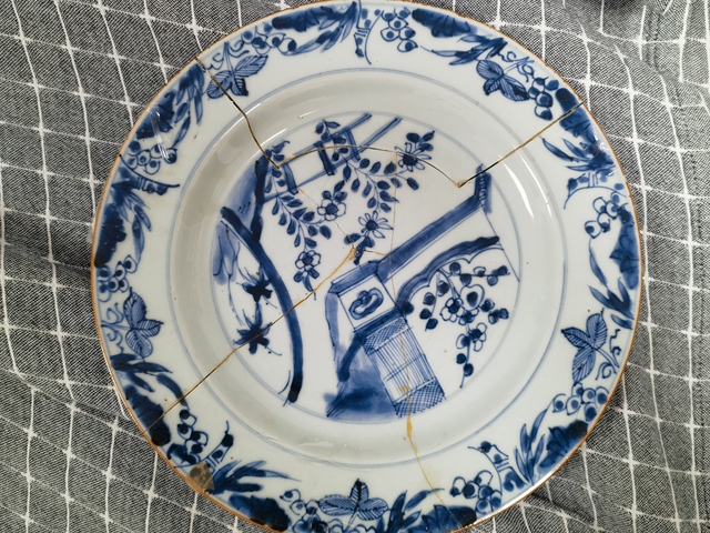 古玩陶瓷青花花卉紋盤真品鑒賞圖