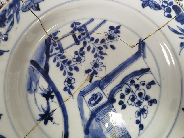 古玩陶瓷青花花卉紋盤真品鑒賞圖