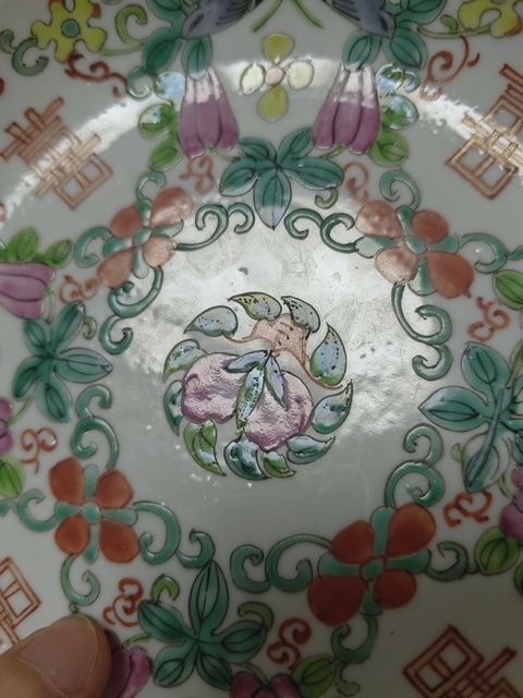 古玩陶瓷瓜蝶連綿囍字紋粉彩盤真品鑒賞圖