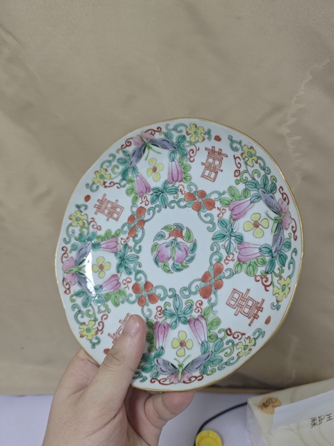 古玩陶瓷瓜蝶連綿囍字紋粉彩盤真品鑒賞圖