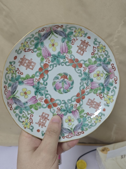 古玩陶瓷瓜蝶連綿囍字紋粉彩盤真品鑒賞圖