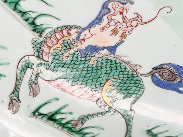 古玩陶瓷麒麟鳳紋五彩雙圈足盤真品鑒賞圖