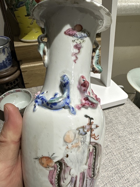 古玩陶瓷三星高照圖粉彩螭龍獅耳瓶真品鑒賞圖