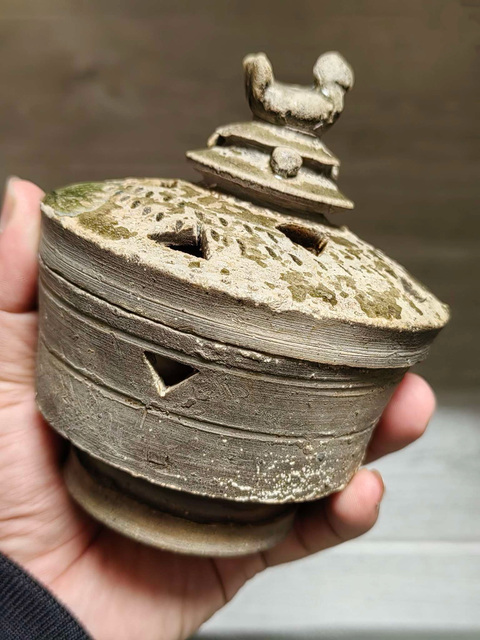 古玩陶瓷青釉鏤空鳥形鈕熏爐真品鑒賞圖