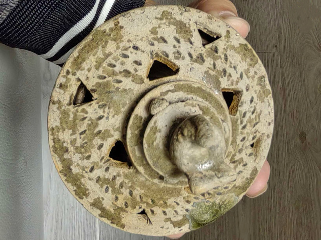 古玩陶瓷青釉鏤空鳥形鈕熏爐真品鑒賞圖