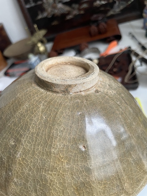 古玩陶瓷黃釉蓮瓣紋龍泉碗真品鑒賞圖