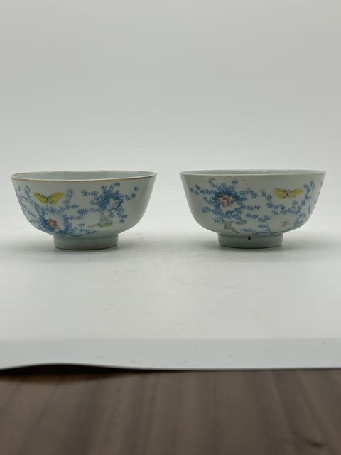 古玩陶瓷粉彩蝶戀花碗一對真品鑒賞圖