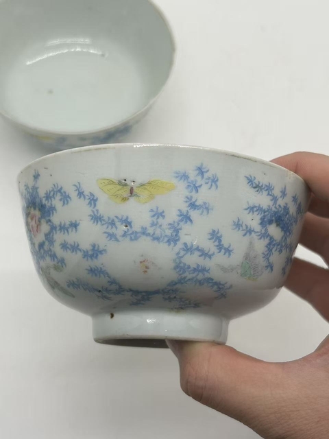 古玩陶瓷粉彩蝶戀花碗一對真品鑒賞圖