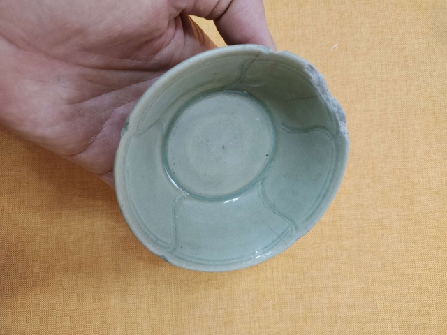 古玩陶瓷龍泉青瓷刻花葵口碗真品鑒賞圖