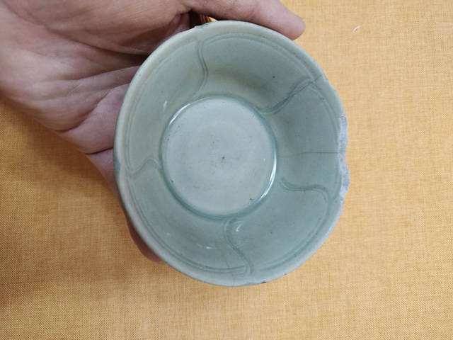 古玩陶瓷龍泉青瓷刻花葵口碗真品鑒賞圖