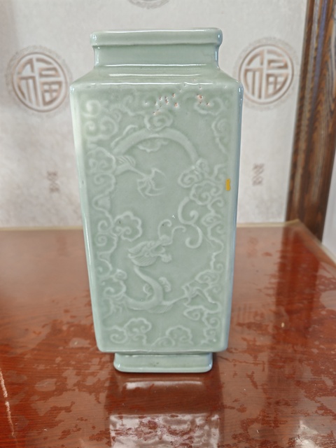 古玩陶瓷豆青浮雕暗刻龍鳳紋四方瓶（日本）真品鑒賞圖