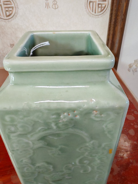 古玩陶瓷豆青浮雕暗刻龍鳳紋四方瓶（日本）真品鑒賞圖