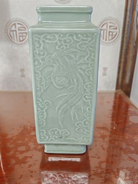 古玩陶瓷豆青浮雕暗刻龍鳳紋四方瓶（日本）真品鑒賞圖