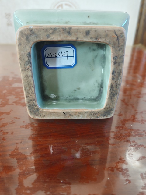 古玩陶瓷豆青浮雕暗刻龍鳳紋四方瓶（日本）真品鑒賞圖