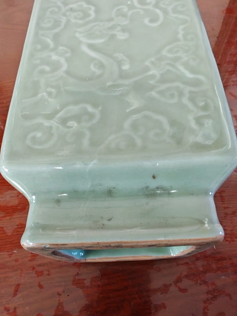 古玩陶瓷豆青浮雕暗刻龍鳳紋四方瓶（日本）真品鑒賞圖