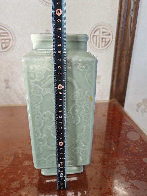 古玩陶瓷豆青浮雕暗刻龍鳳紋四方瓶（日本）真品鑒賞圖