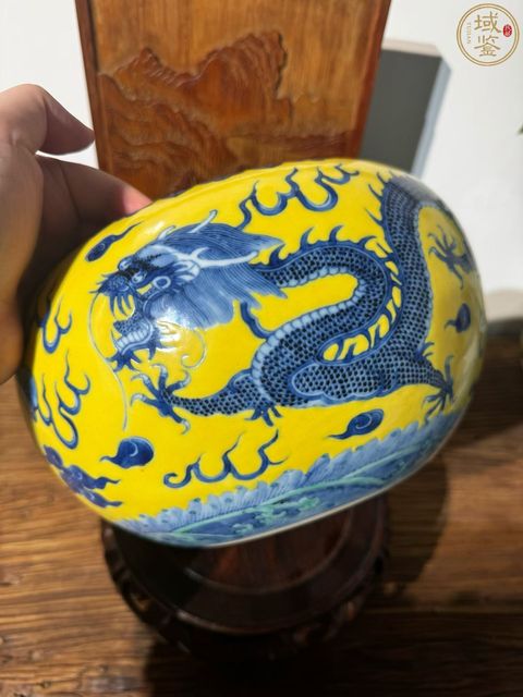 古玩陶瓷黃地青花雙龍戲珠紋洗真品鑒賞圖