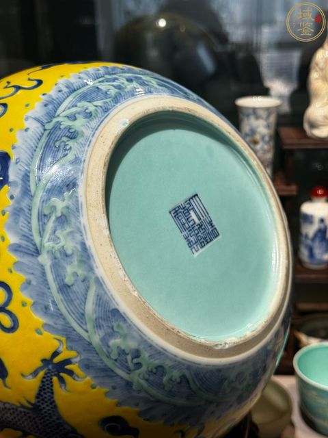 古玩陶瓷黃地青花雙龍戲珠紋洗真品鑒賞圖