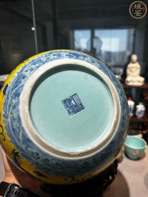 古玩陶瓷黃地青花雙龍戲珠紋洗真品鑒賞圖