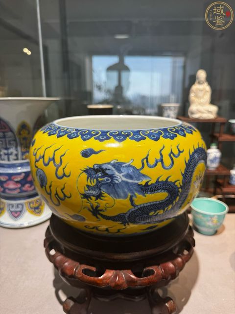 古玩陶瓷黃地青花雙龍戲珠紋洗真品鑒賞圖
