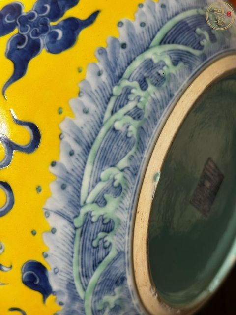 古玩陶瓷黃地青花雙龍戲珠紋洗真品鑒賞圖