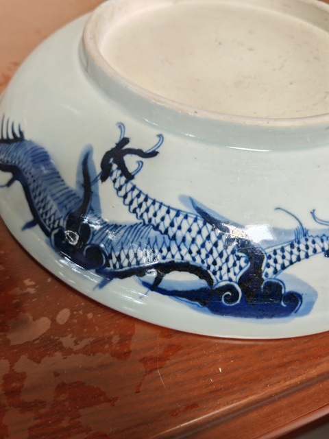 古玩陶瓷青花過墻龍紋臥盤真品鑒賞圖