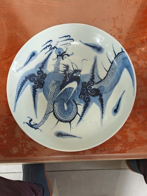 古玩陶瓷青花過墻龍紋臥盤真品鑒賞圖