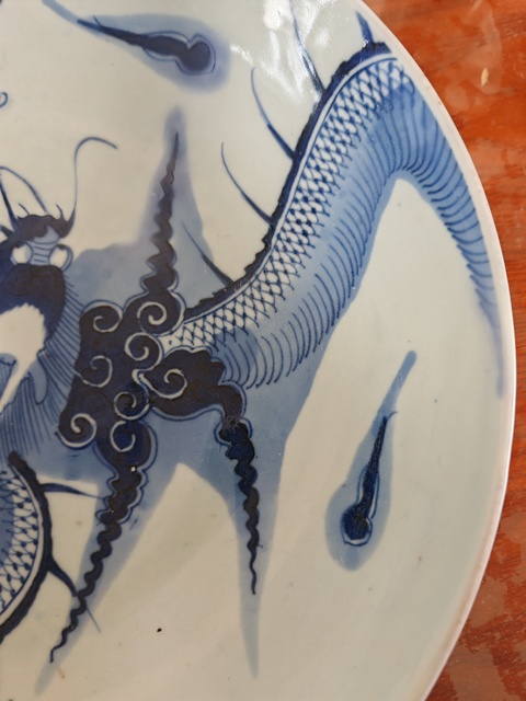 古玩陶瓷青花過墻龍紋臥盤真品鑒賞圖