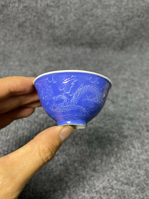 古玩陶瓷藍地軋道龍紋杯真品鑒賞圖