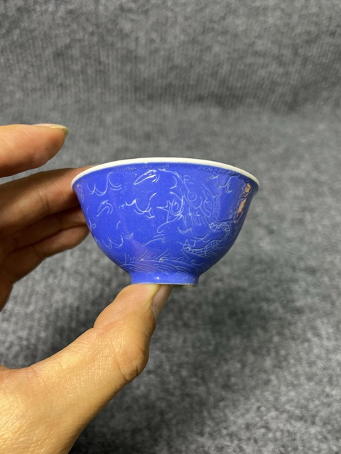 古玩陶瓷藍地軋道龍紋杯真品鑒賞圖