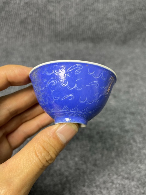 古玩陶瓷藍地軋道龍紋杯真品鑒賞圖