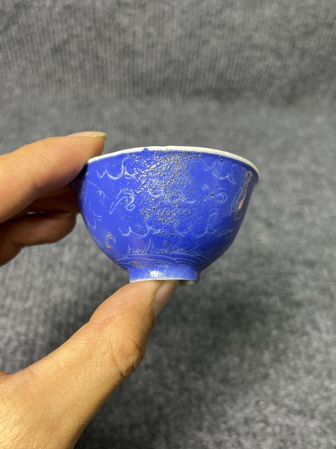 古玩陶瓷藍地軋道龍紋杯真品鑒賞圖