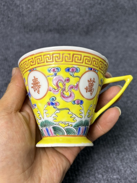 古玩陶瓷黃地粉彩萬壽無疆大號杯碟套拍賣，當前價格1888元