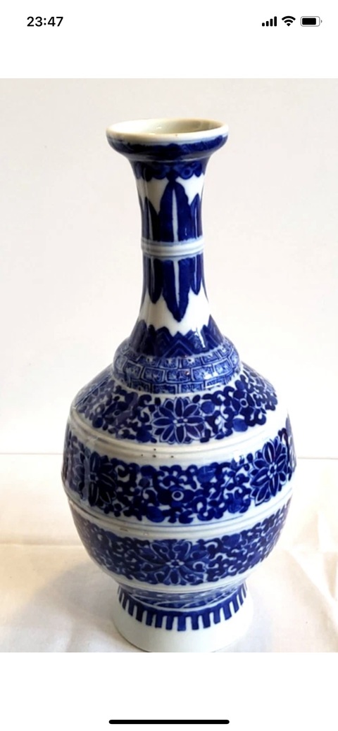 古玩陶瓷青花纏枝花卉紋盤口瓶真品鑒賞圖