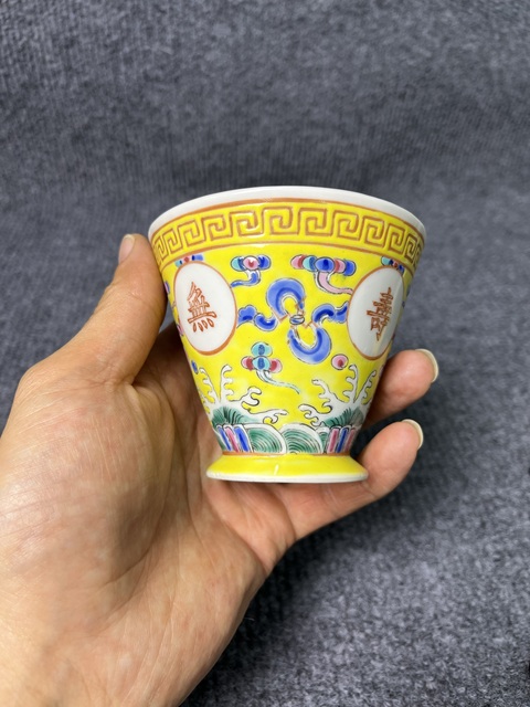 古玩陶瓷黃地粉彩萬壽無疆大號杯碟套拍賣，當前價格1888元