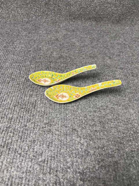 古玩陶瓷黃地粉彩花卉紋壽字紋湯勺真品鑒賞圖