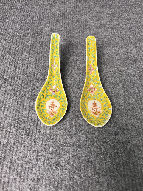 古玩陶瓷黃地粉彩花卉紋壽字紋湯勺真品鑒賞圖