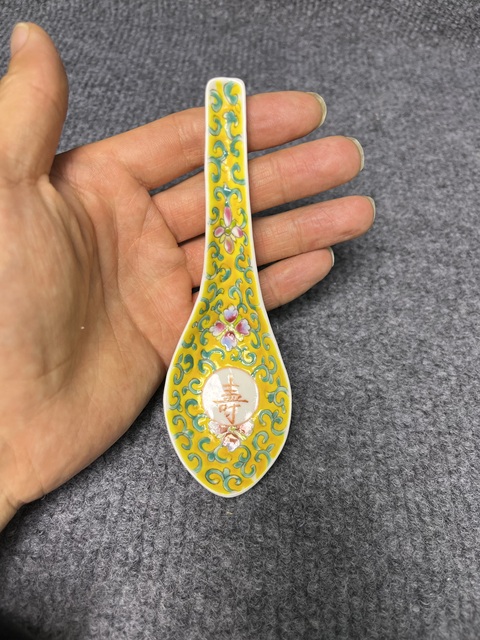 古玩陶瓷黃地粉彩花卉紋壽字紋湯勺真品鑒賞圖